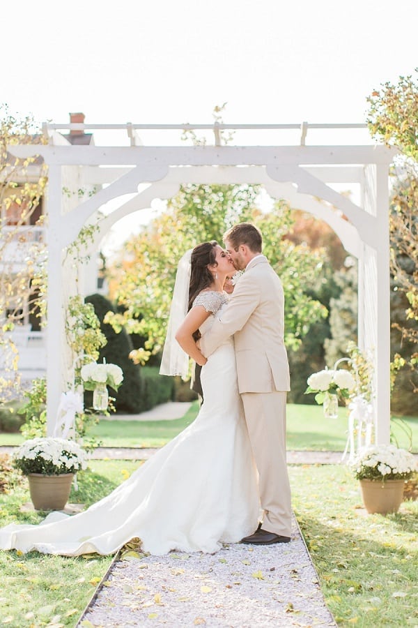 Fall Antrim 1844 Wedding || Mary Neumann Photography || Charm City Wed || www.charmcitywed.com