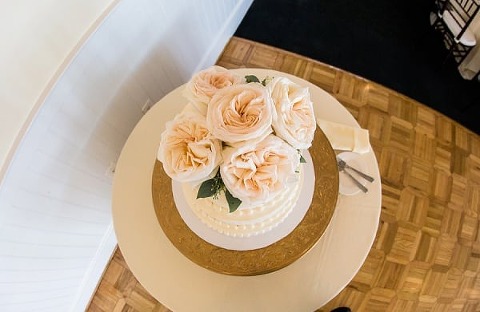 Boho Chesapeake Bay Beach Club Wedding || Jessica Eastburn Photography || Charm City Wed || www.charmcitywed.com