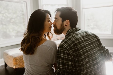 Home Engagement Session || Kate Ann Photography || Charm City Wed || www.charmcitywed.com