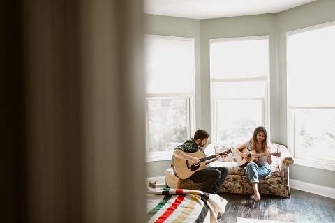 Home Engagement Session || Kate Ann Photography || Charm City Wed || www.charmcitywed.com