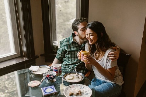 Home Engagement Session || Kate Ann Photography || Charm City Wed || www.charmcitywed.com