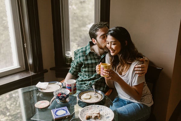 Home Engagement Session || Kate Ann Photography || Charm City Wed || www.charmcitywed.com Home Engagement Session || Kate Ann Photography || Charm City Wed || www.charmcitywed.com