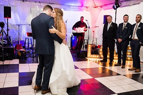 Rainy Annapolis Backyard Wedding || Kira Nicole Photography || Pop the Cork Designs || Charm City Wed || www.charmcitywed.com