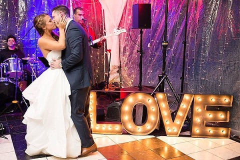 Rainy Annapolis Backyard Wedding || Kira Nicole Photography || Pop the Cork Designs || Charm City Wed || www.charmcitywed.com