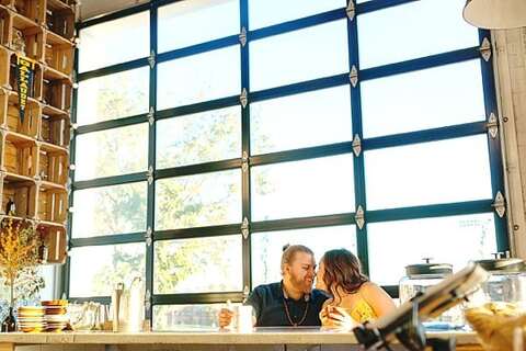 Graffiti Wall Engagement Session || Jessica Nazarova Photography || Charm City Wed || www.charmcitywed.com