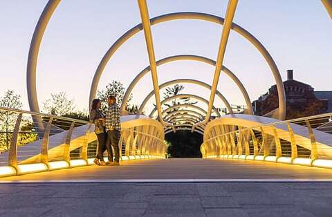 Graffiti Wall Engagement Session || Jessica Nazarova Photography || Charm City Wed || www.charmcitywed.com