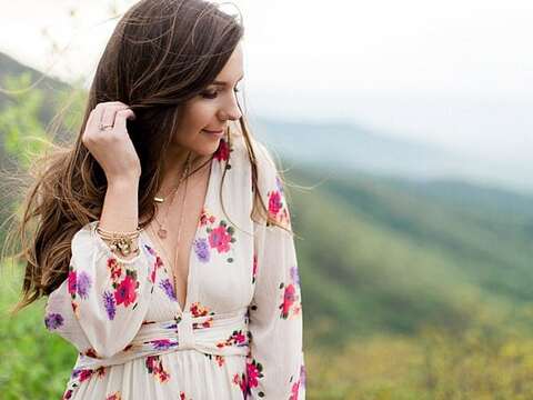Mountain Engagement Session || Molly Lichten Photography || Charm City Wed || www.charmcitywed.com