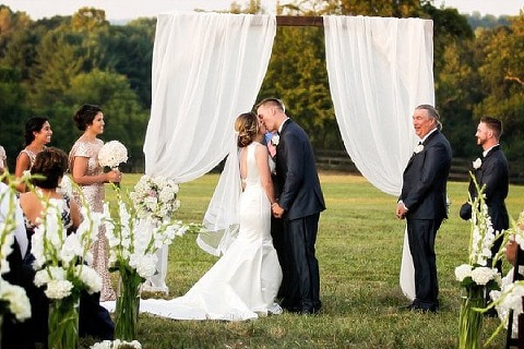 Beautiful Backyard Wedding || Be Photography || Charm City Wed || www.charmcitywed.com