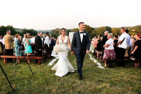 Beautiful Backyard Wedding || Be Photography || Charm City Wed || www.charmcitywed.com