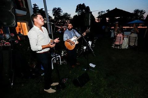 Beautiful Backyard Wedding || Be Photography || Charm City Wed || www.charmcitywed.com