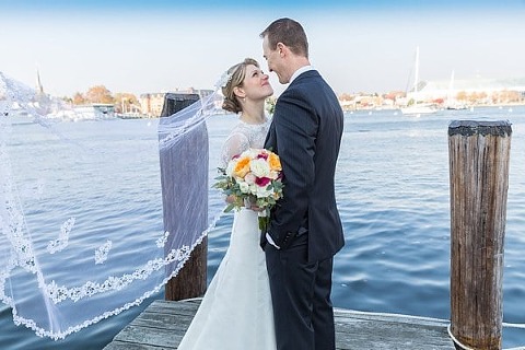 Chart House Wedding || Happy Little Life Photography || Charm City Wed || www.charmcitywed.com