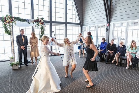 Chart House Wedding || Happy Little Life Photography || Charm City Wed || www.charmcitywed.com