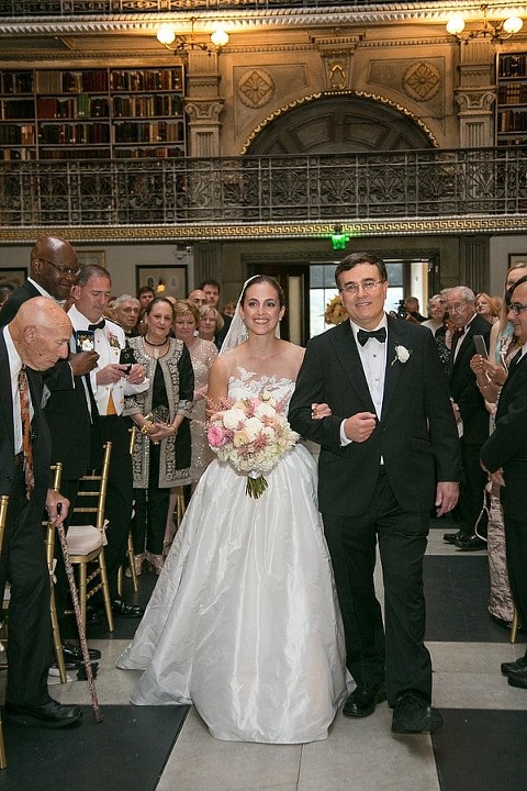 George Peabody Library wedding || Artful Weddings || Charm City Wed || www.charmcitywed.com