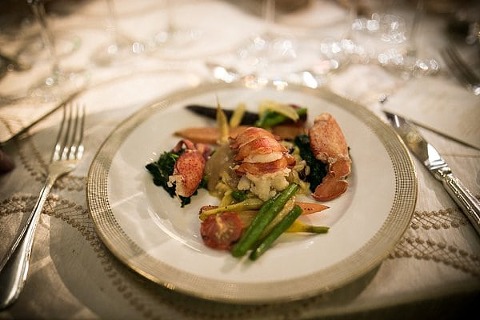 George Peabody Library wedding || Artful Weddings || Charm City Wed || www.charmcitywed.com