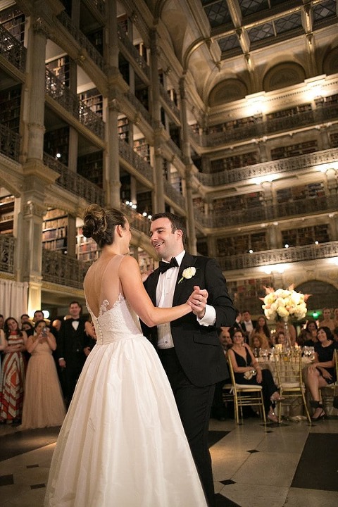 George Peabody Library wedding || Artful Weddings || Charm City Wed || www.charmcitywed.com