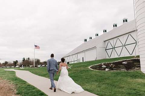 Barn at Springfield Farm Wedding || L.A. Birdie Photography || Charm City Wed || www.charmcitywed.com