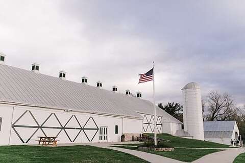 Barn at Springfield Farm Wedding || L.A. Birdie Photography || Charm City Wed || www.charmcitywed.com