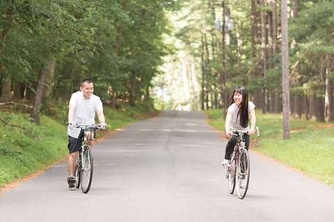Glenview Mansion Engagement || Feather & Fawn Photography || Charm City Wed || www.charmcitywed.com