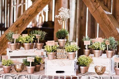 Rustic Barn Chic Wedding || Montegu Meadows Westminster, MD || Jennifer Simmons Photography || www.charmcitywed.com