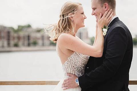 Legg Mason Tower Baltimore Wedding || Urban Row Photography || Charm City Wed || www.charmcitywed.com